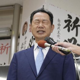 敗北をわびた三男・信康氏（Ｃ）共同通信社