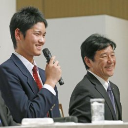 大谷翔平と栗山英樹監督（日本ハムの入団会見＝2012年）／（Ｃ）共同通信社