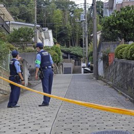 高齢男性が襲われた住宅付近を捜査する警察官＝横浜市（Ｃ）共同通信社