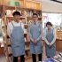 一番左が店長の前田康匡さん（Ｃ）日刊ゲンダイ