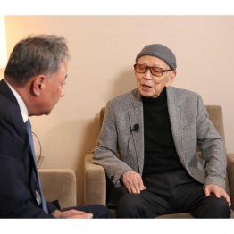 五木寛之氏（右）と日刊ゲンダイ・寺田俊治社長（Ｃ）日刊ゲンダイ