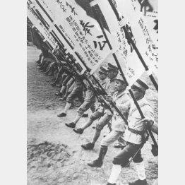 日中戦争、現地でパレードする日本軍兵士（Ｃ）Robert Hunt Library／Mary Evans／共同通信イメージズ