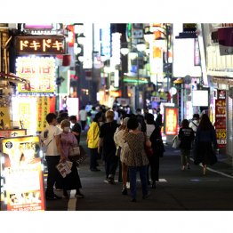 どの国の観光客でも支払いができるよう、16カ国の紙幣も用意していた(新宿・歌舞伎町)/(C)日刊ゲンダイ