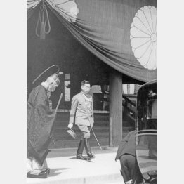 靖国神社を参拝する天皇（1945＝昭和20＝年4月28日）／（Ｃ）共同通信社