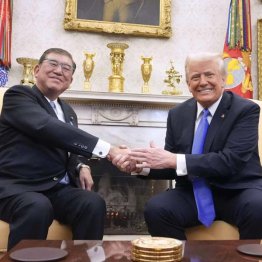 首脳会談で握手を交わす石破首相（左）とトランプ米大統領（Ｃ）共同通信社