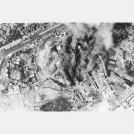 米軍による空襲で燃え上がる東京（1945＝昭和20＝年、撮影月日不明）／（Ｃ）共同通信社