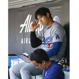 大谷翔平もデータを参照するためタブレットが手放せない（Ｃ）共同通信社