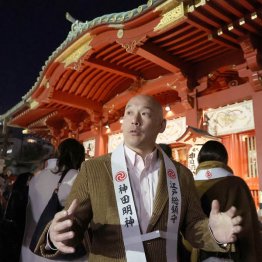 総鎮守神田明神のひとりが平将門。相馬さんは子孫として初詣。「殿」のファンも集まった（Ｃ）日刊ゲンダイ