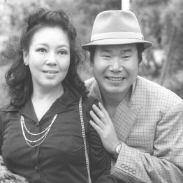 映画「男はつらいよ 寅次郎純情詩集」の製作発表での渥美清(右)と京マチ子(C)共同通信社