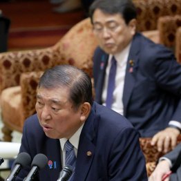 まるで素人。情けなさ過ぎて目も当てられない(C)日刊ゲンダイ