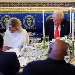 「イースター・サンデー」を前に米ホワイトハウスで催された晩さん会でトランプ大統領(右)と共に祈りをささげるホワイト牧師=16日(C)ロイター