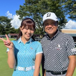 山内鈴蘭と倉本昌弘プロ(C)提供写真