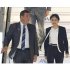 本人はご機嫌で訪問先から帰国（佳子夫人と）／（Ｃ）日刊ゲンダイ