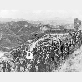 行進する日本軍。万里の長城で(1933=昭和8=年) (C)Underwood Archives/Universal Images Group/共同通信イメージズ