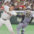 初回に阪神中野と交錯する一塁手の岡本和真（Ｃ）日刊ゲンダイ