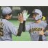 二回に3試合連続本塁打を放ち、才木（左）に迎えられる森下（Ｃ）日刊ゲンダイ