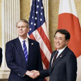 2回目の閣僚交渉を前に握手する赤沢経済再生相とベッセント米財務長官(代表撮影・共同)