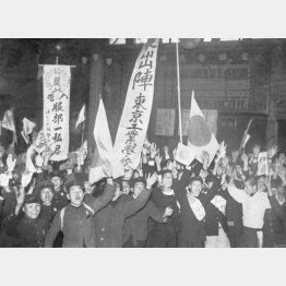 学徒出陣壮行会で万歳する学徒(1943=昭和18=年11月29日、東京駅)/(C)共同通信社