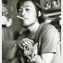 動物王国にいたキタキツネの「キキ」を抱く加納氏（C)TENMEI KANOH