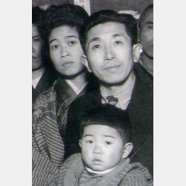 父・岩次郎、母・ふみと幼いころの筆者(本人提供)