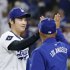 ロバーツ監督と大谷翔平（Ｃ）共同通信社